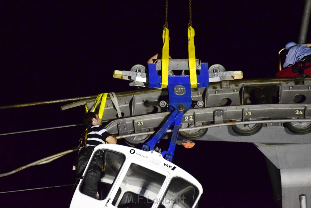 Koelner Seilbahn Gondel blieb haengen Koeln Linksrheinisch P897.JPG - Miklos Laubert